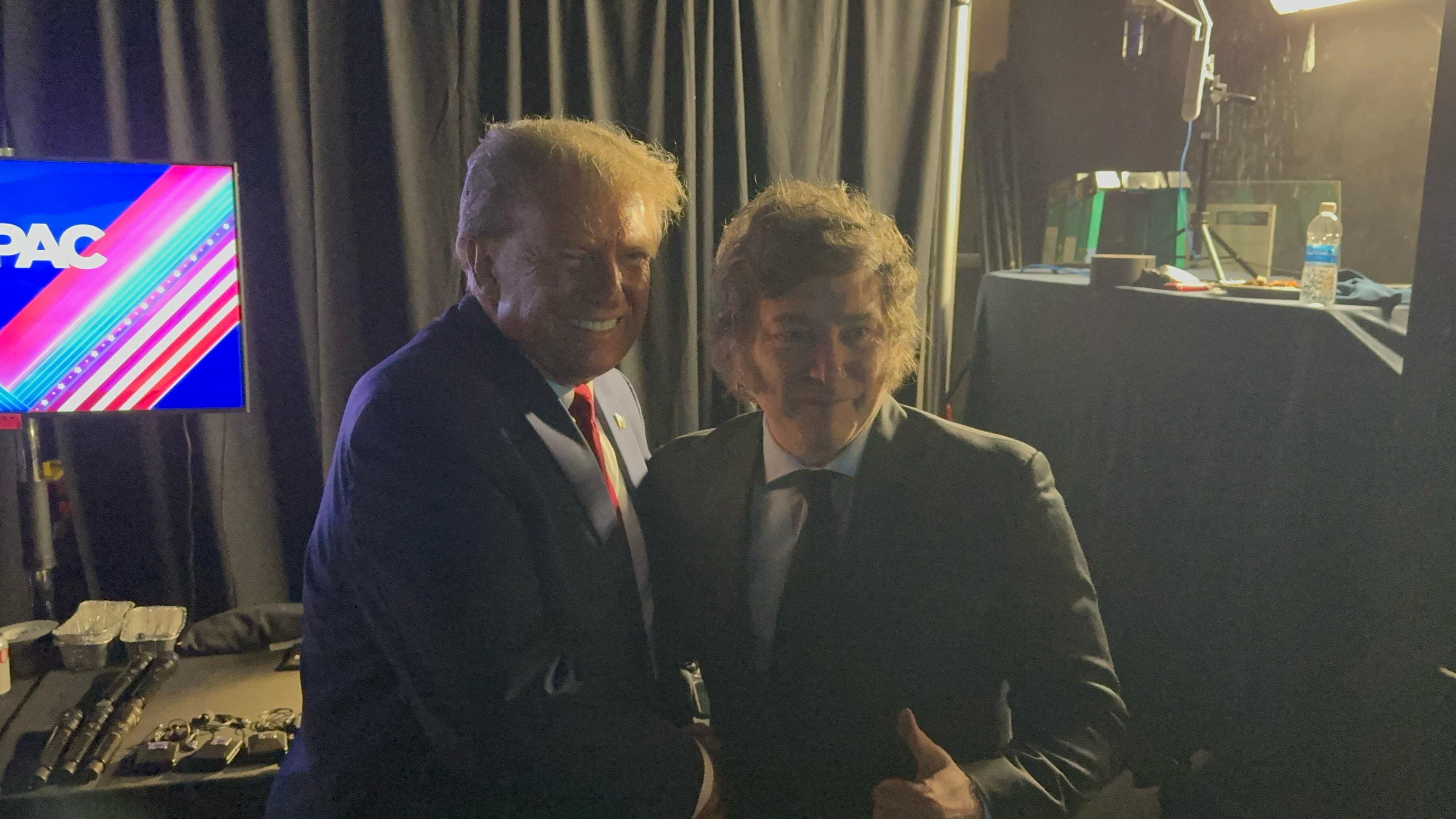 Javier Milei y Donald Trump posan durante la Conferencia Política de Acción Conservadora