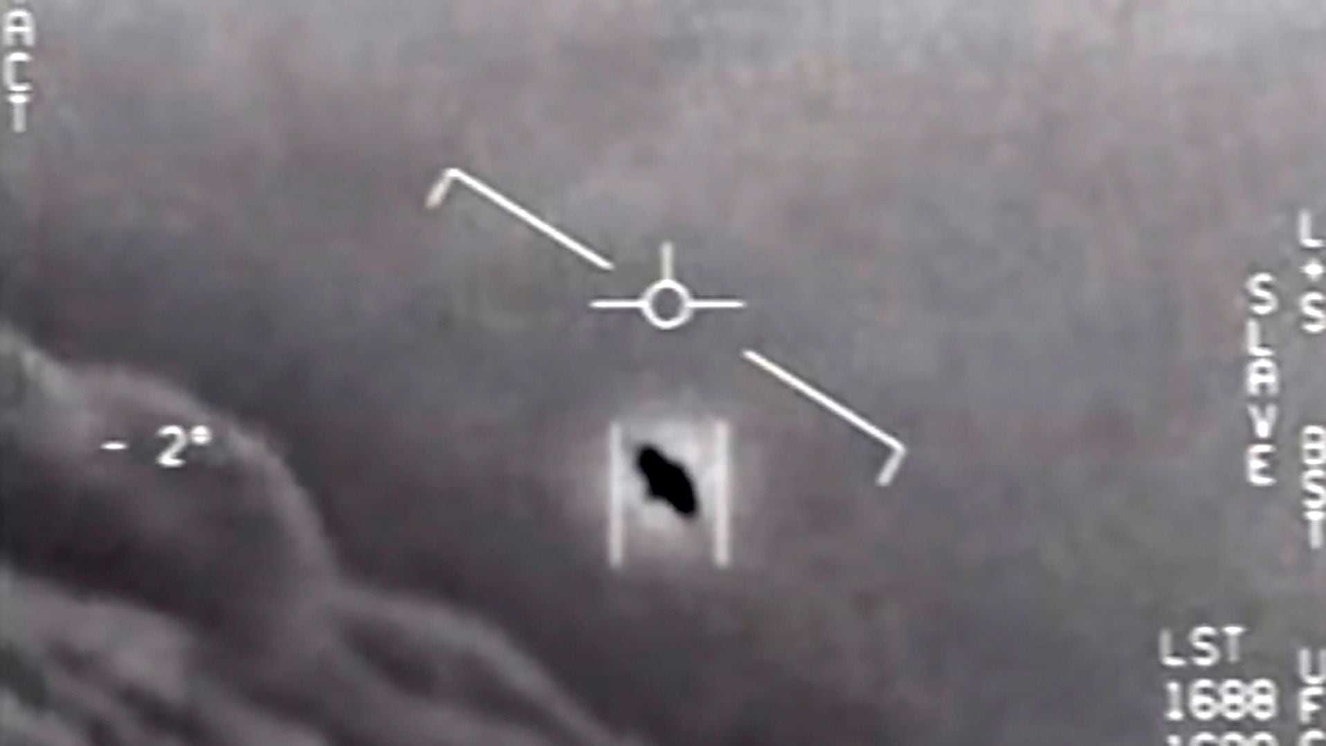 Imagen de un posible OVNI distribuida por el Departamento de Defensa de EEUU en 2004 (The New York Times) 