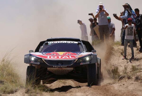 El piloto español Carlos Sainz compitió junto a su copiloto, Lucas Cruz, en el Peugeot 3008 DKR del Team Peugeot Total durante la décima etapa del Rally Dakar 2018