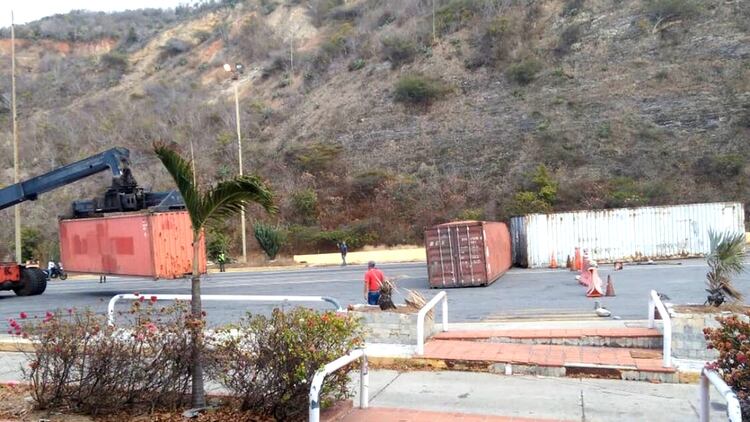 El régimen instaló contenedores de carga en la autopista Caracas-La Guaira para bloquear la vía (Iván Simonovis)