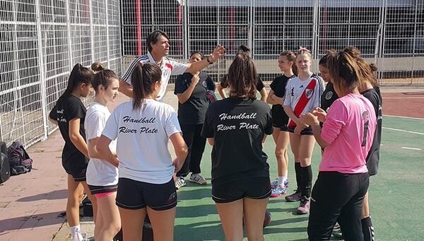 Eduardo Cozzi, técnico del equipo femenino de handball de River Plate