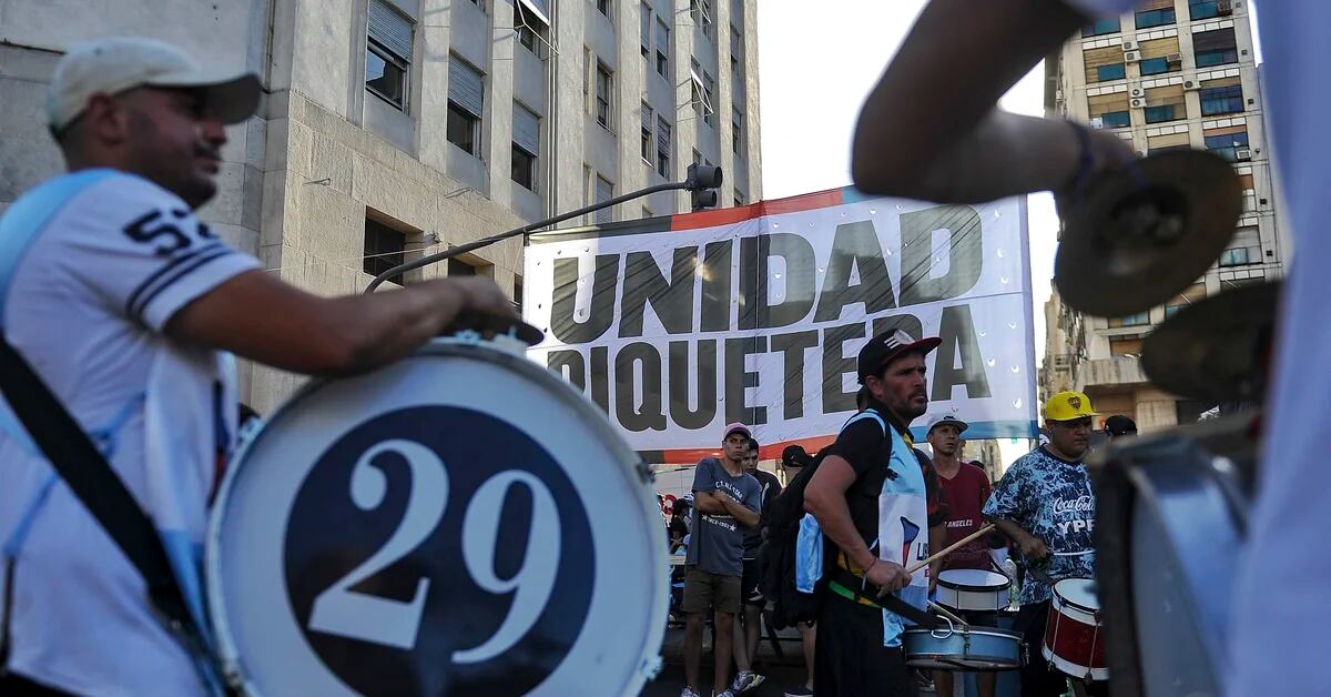 Another day of chaos in the city of Buenos Aires: the piqueteros cut off the 9 de Julio highway