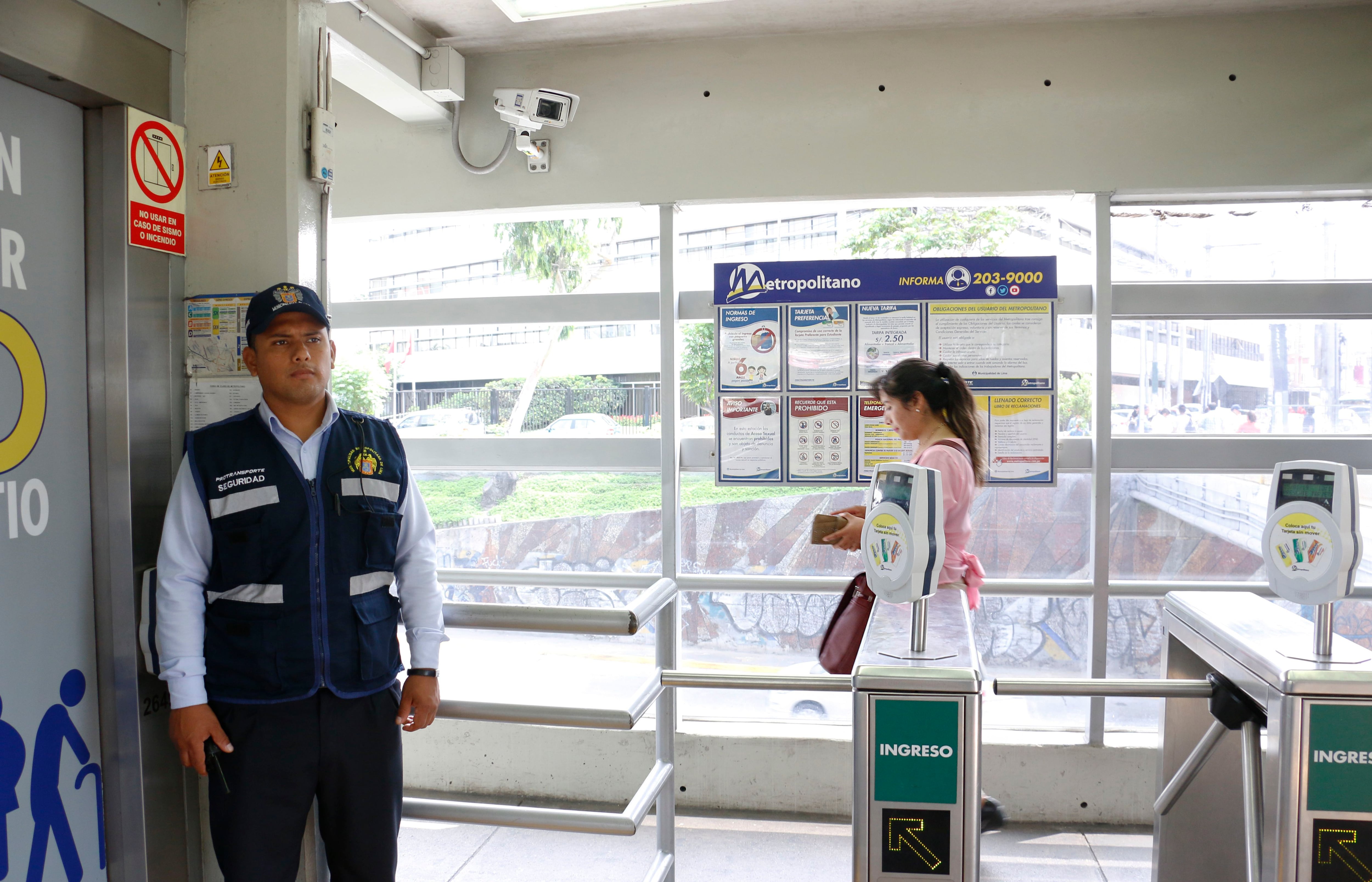 Denuncian que personal de seguridad del Metropolitano realiza labores ajenas a sus funciones originales al interior de las estaciones.