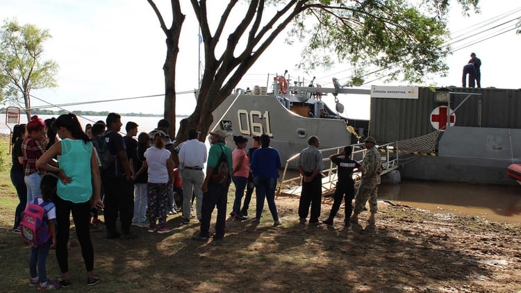 El buque multipropÃ³sito de la Armada asistiÃ³ a las comunidades ribereÃ±as a lo largo del RÃ­o ParanÃ¡. Foto: Gentileza DIMAE.