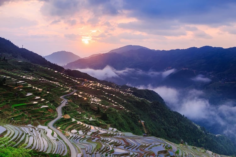 Guizhou es una provincia al alza. Su capital, Guìyáng, es una ciudad con más de 4 millones de habitantes (más que la población urbana de Los Ángeles, Roma y Berlín). En el campo, los pueblos de casas de madera persisten, inalterables, a lo largo de los siglos aunque empiezan a ofrecer comodidades turísticas. Todo esto conectado por nuevas líneas de tren de alta velocidad