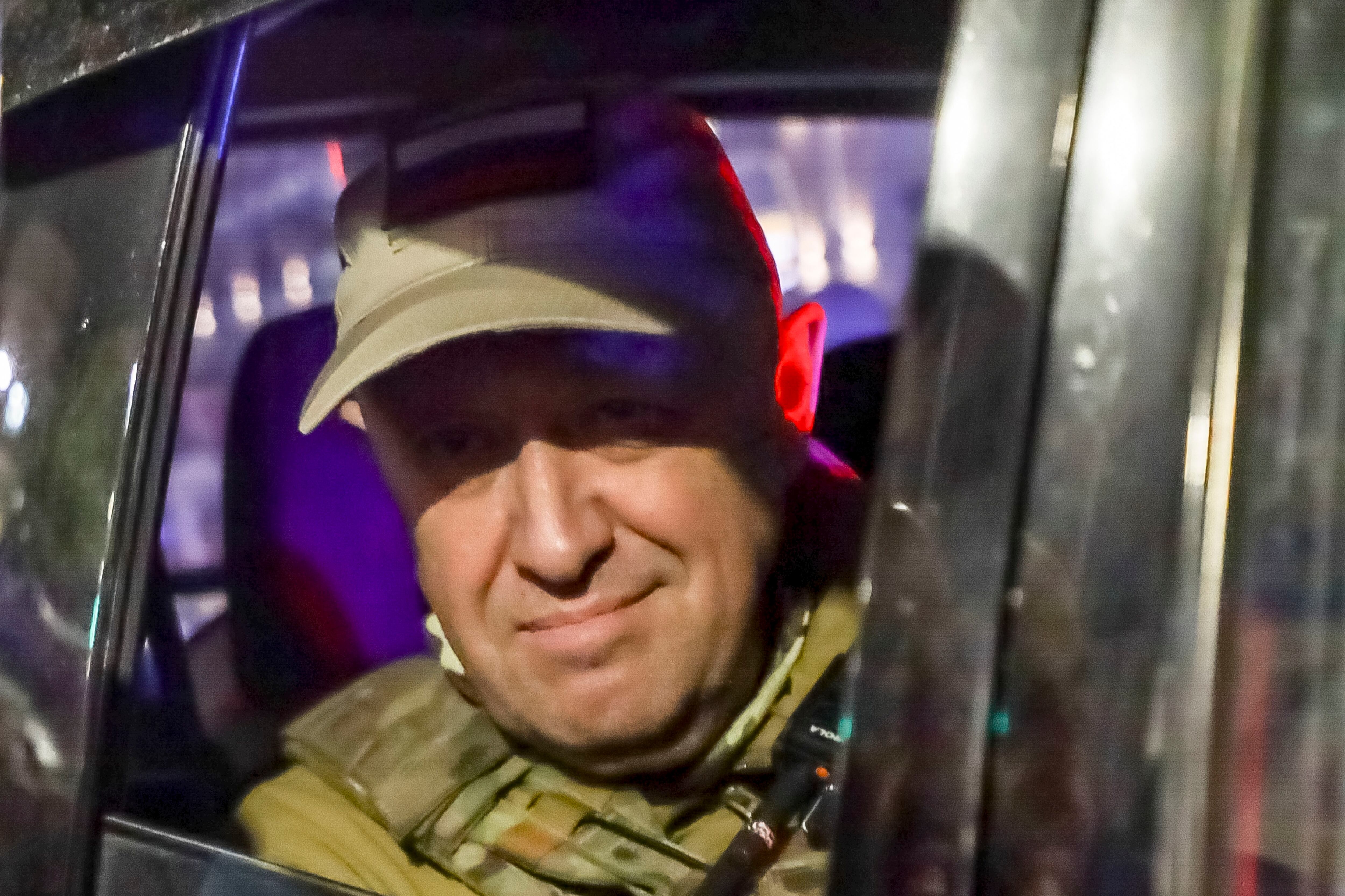 Yevgeny Prigozhin, propietario del Grupo Wagner, mira desde un vehículo militar en una calle en Rostov del Don, el sábado 24 de junio de 2023, al marcharse de la zona del cuartel general del Distrito Militar Sur de Rusia (AP Foto)