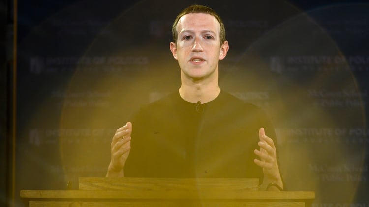 Mark Zuckerberg, CEO de Facebook durante una charla sobre la libertad de expresión que dio en Washington, DC (Photo by ANDREW CABALLERO-REYNOLDS / AFP)