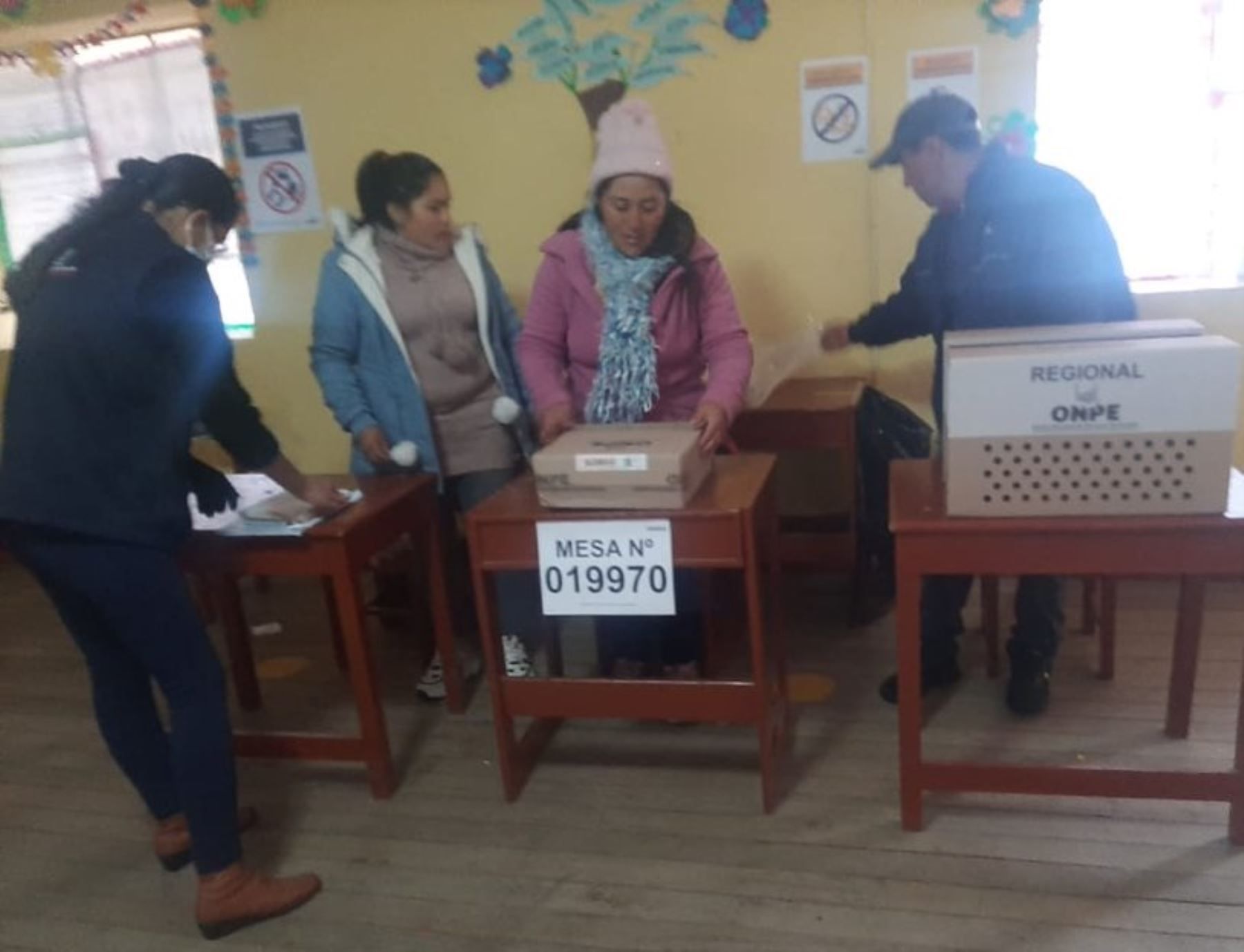 The first voting table was installed at 4:30 in the morning (Twitter @LaPrimeraPE)