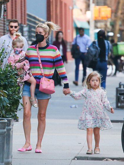 Paseo en familia. Nicky Hilton caminó con sus hijas, Lily-Grace Victoria y Teddy Marilyn, por las calles de Nueva York. La heredera lució un short de jean, chatitas y un sweater de colores, mientras que sus hijas llevaron vestidos estampados