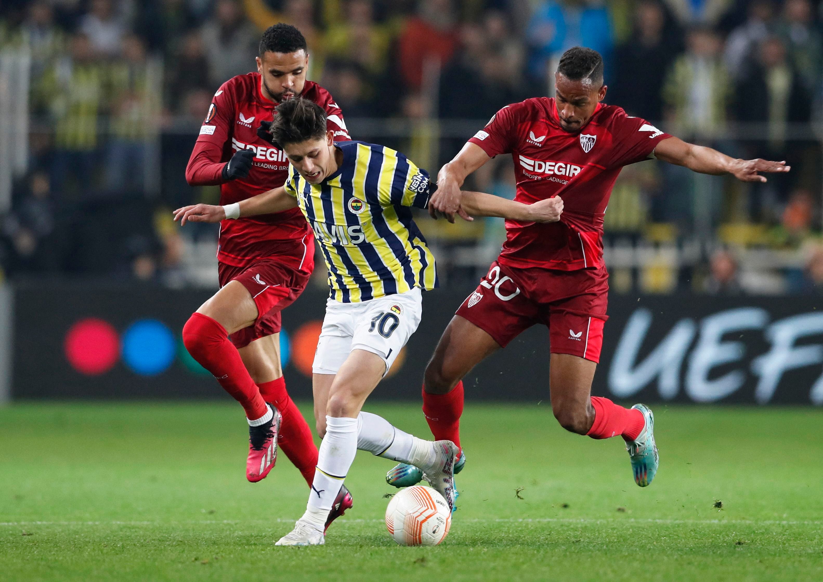 Güler se escapa de dos jugadores del Sevilla en Europa League (REUTERS/Murad Sezer) 