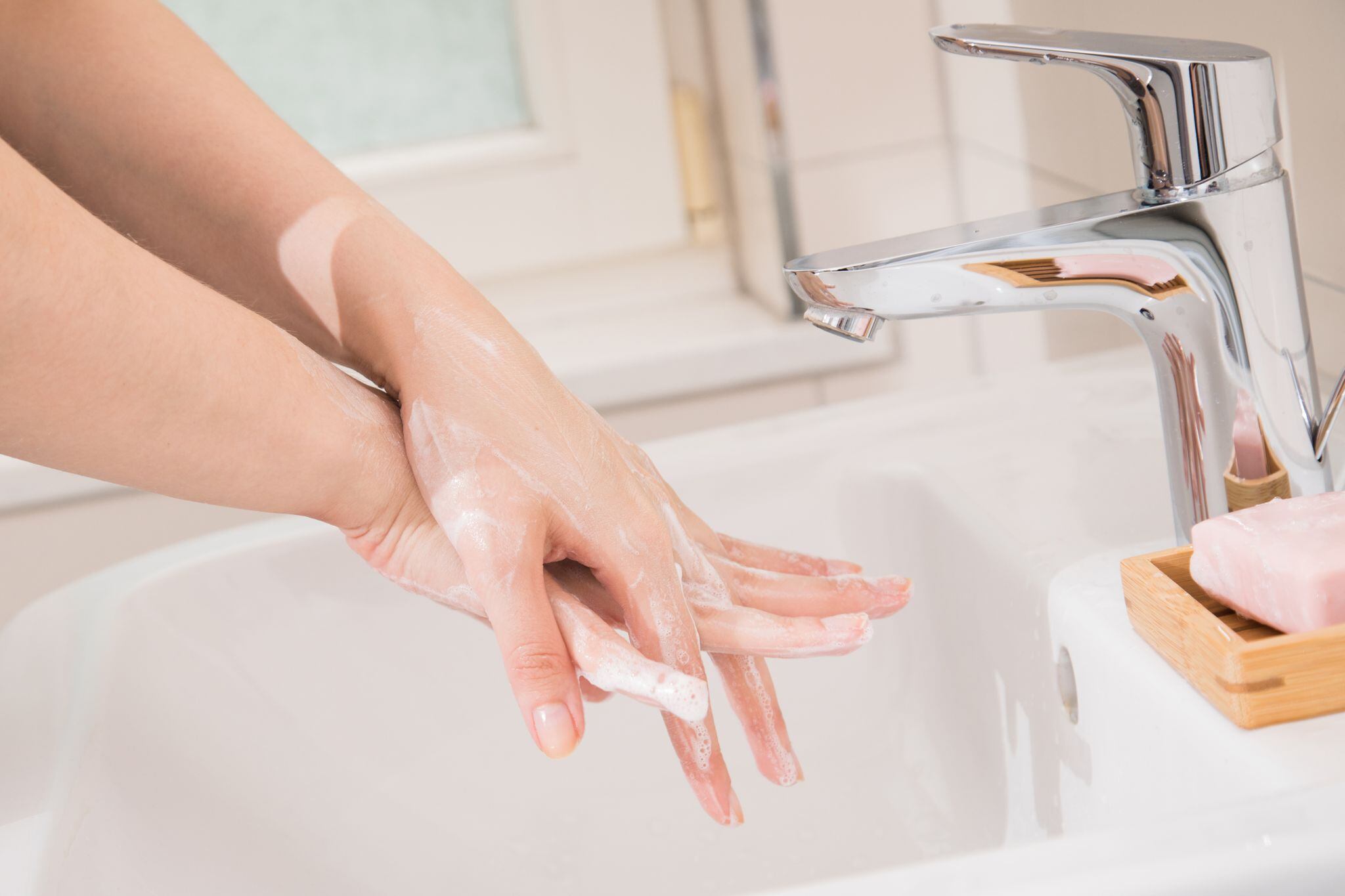 Los expertos recomiendan lavarse las manos en varios momentos del día Foto: Christin Klose/dpa