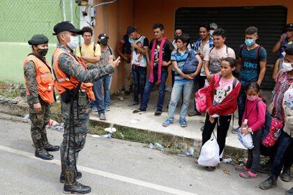 Las autoridades guatemaltecas tenían órdenes de arrestar a migrantes (Foto: REUTERS / Luis Echeverría)