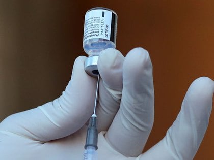 Un trabajador sanitario prepara una dosis de la vacuna contra la enfermedad por coronavirus de Pfizer-BioNTech durante una vacunación masiva en Guadalajara (Foto: Reuters)