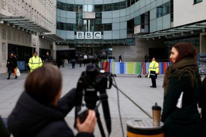 Foto de archivo de un grupo de periodistas frente a las oficinas de la BBC en Londres (29 de enero de 2020) (REUTERS/Henry Nicholls)
