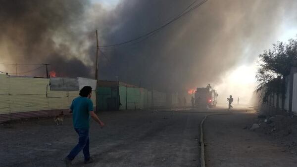 El incendio destruyó 100 casas (EFE)