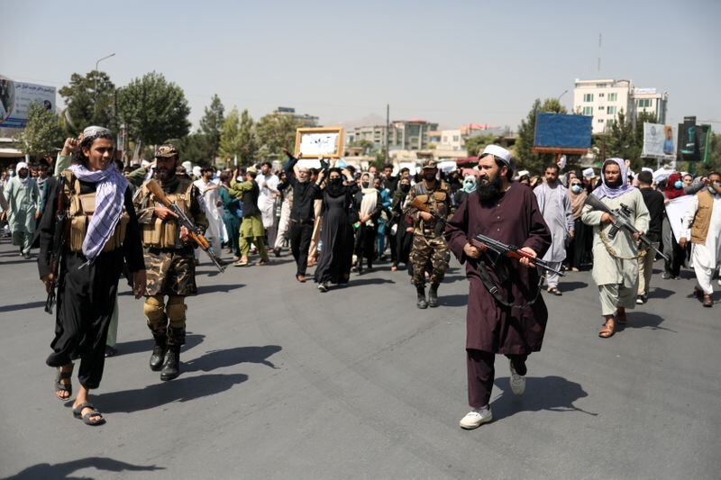 FOTO DE ARCHIVO: Soldados talibanes frente a manifestantes durante la protesta contra Pakistán en Kabul, Afganistán, el 7 de septiembre de 2021. WANA (Agencia de Noticias de Asia Occidental) vía REUTERS