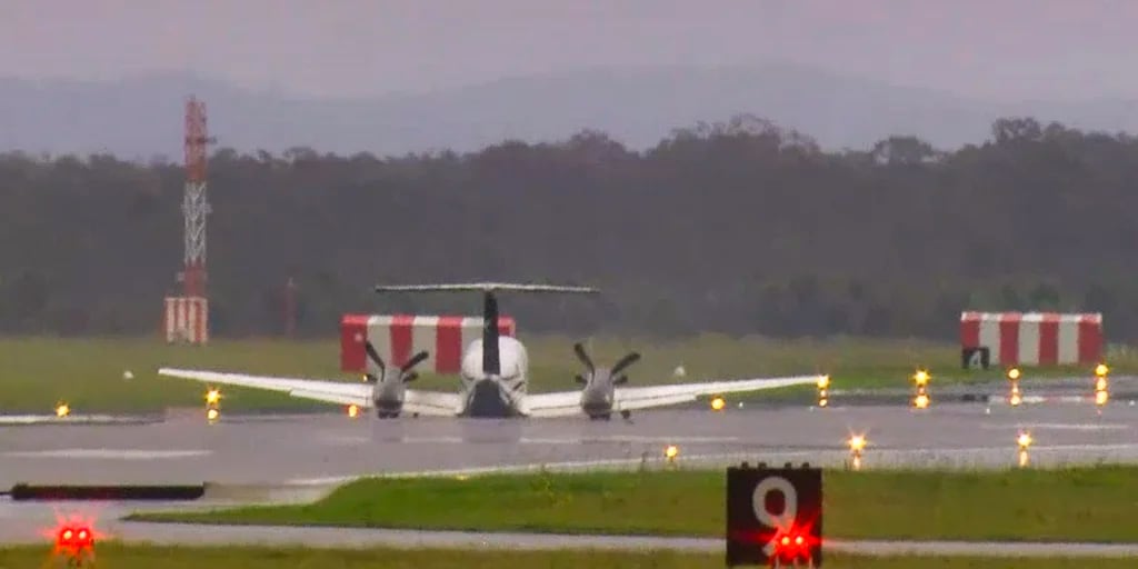 Un avión con tres personas a bordo aterrizó sin ruedas en un aeropuerto australiano 