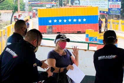About 500 Venezuelans in Colombia try to cross the border every day