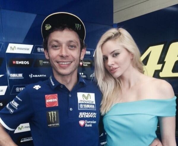 Ria Antoniou junto a Valentino Rossi, uno de sus deportistas favoritos (@riaantonioy)