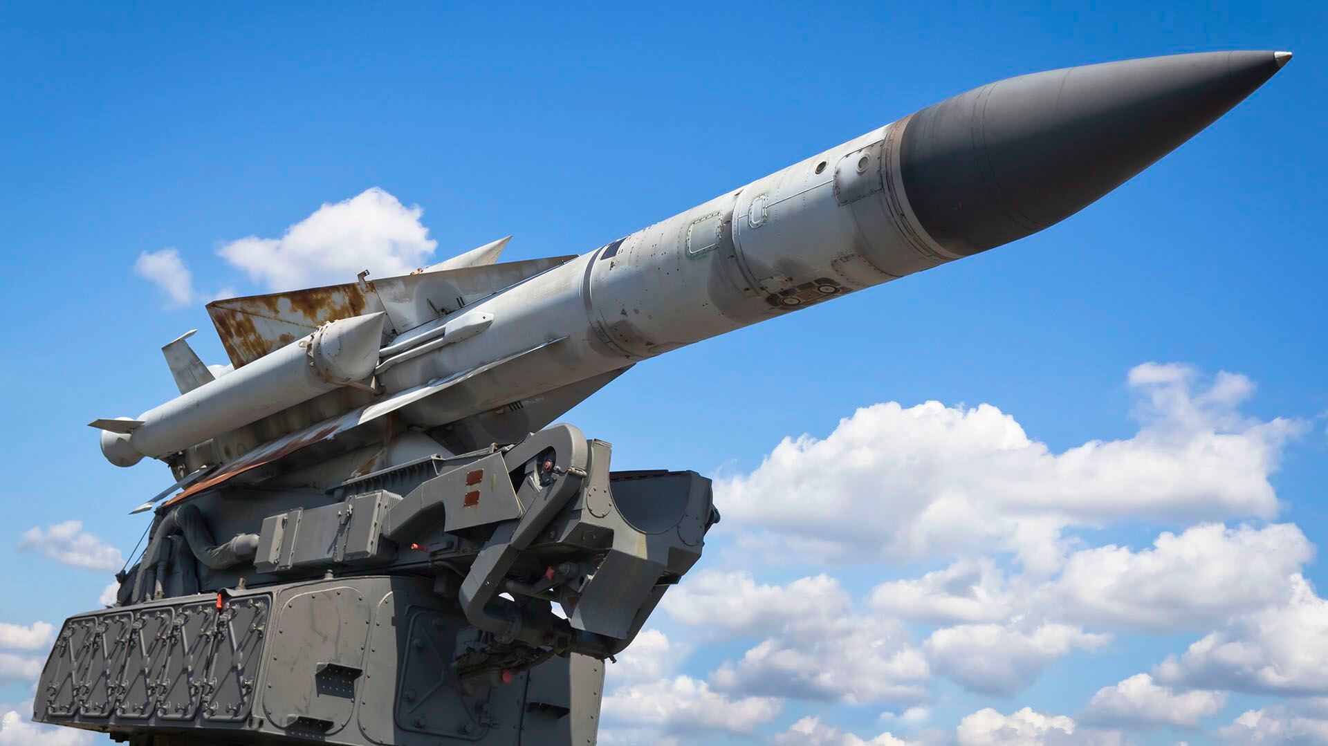El Ministerio de Defensa declaró más tarde que dos misiles antiaéreos S-200 reconvertidos habían sido derribados sobre Crimea
(Getty Images)
