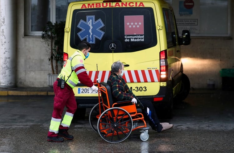 Una ambulancia arriba con un paciente al Hospital 12 de Octubre en Madrid (Reuters)