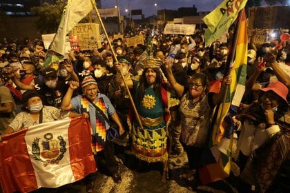 Multitudinaria marcha en  contra de la destitución de Martín Vizcarra en Perú 