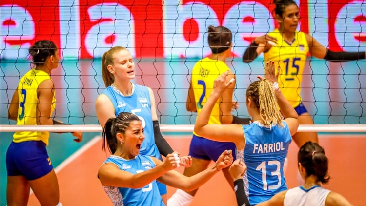 Las Panteras vencieron a la anfitriona Colombia 3-1 (16/25 - 25/21 - 25/16 - 25/23) (Twitter: @Voley_FeVA)