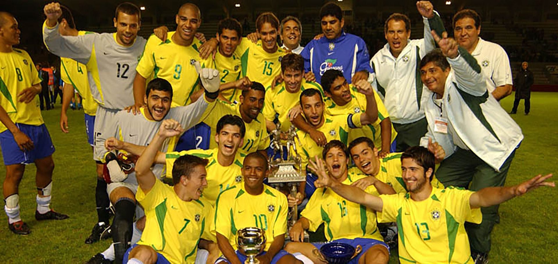 Parado, abrazado a Adriano y con el dorsal número 2, Daniel Alves celebra el campeonato de 2002.