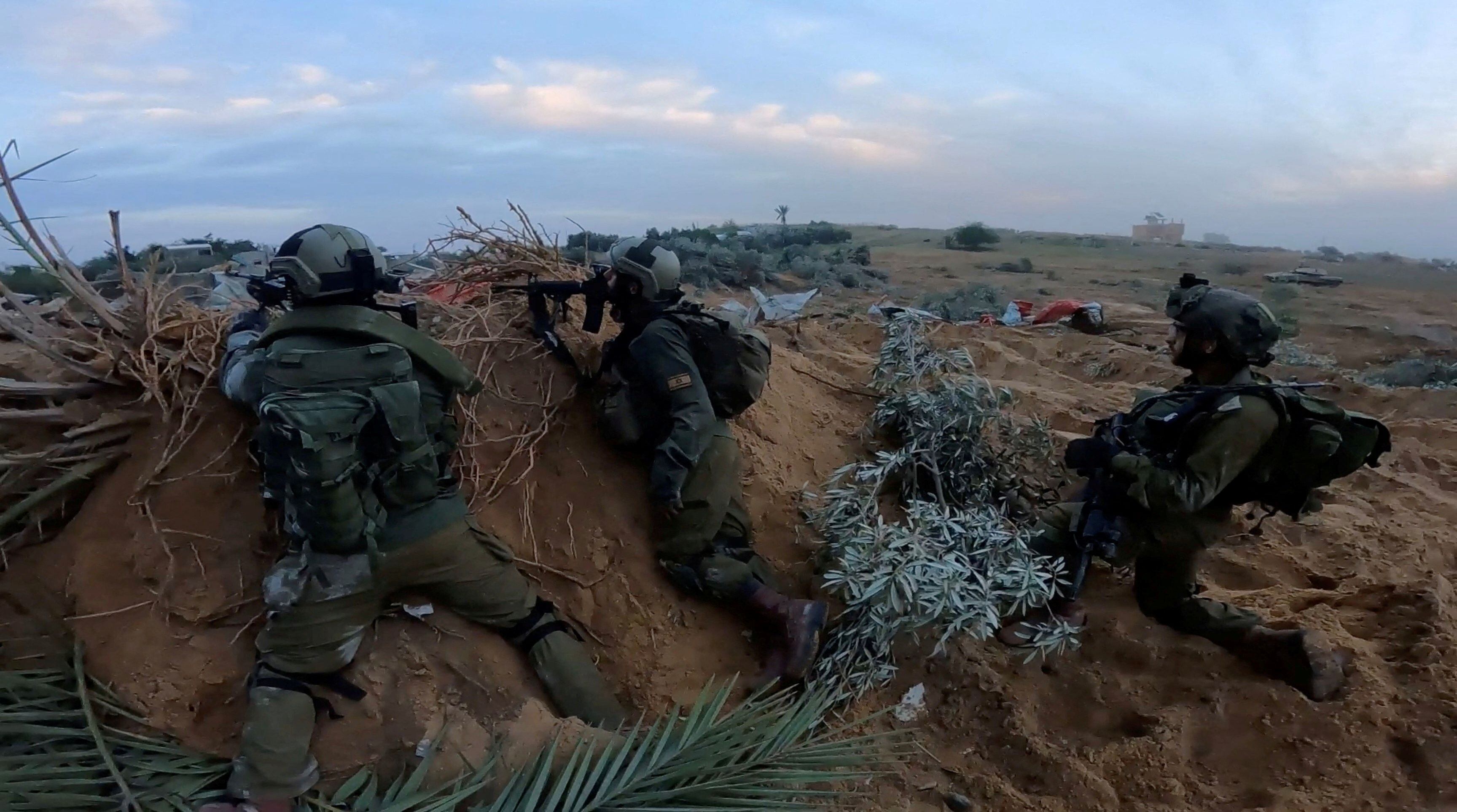 Soldados israelíes operan en un lugar indicado como la Franja de Gaza en medio del actual conflicto entre Israel y el grupo terrorista palestino Hamas, en esta captura de pantalla obtenida de un vídeo publicado el 8 de enero de 2024. Fuerzas de Defensa de Israel/Handout via REUTERS