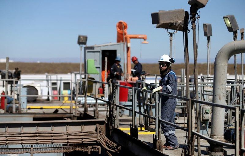 El sector petrolero negocia con el BCRA un esquema para financiar importaciones y aliviar el uso de reservas. REUTERS