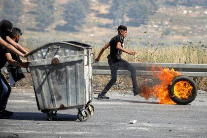 Palestinos protestando en las calles (REUTERS/Raneen Sawafta)