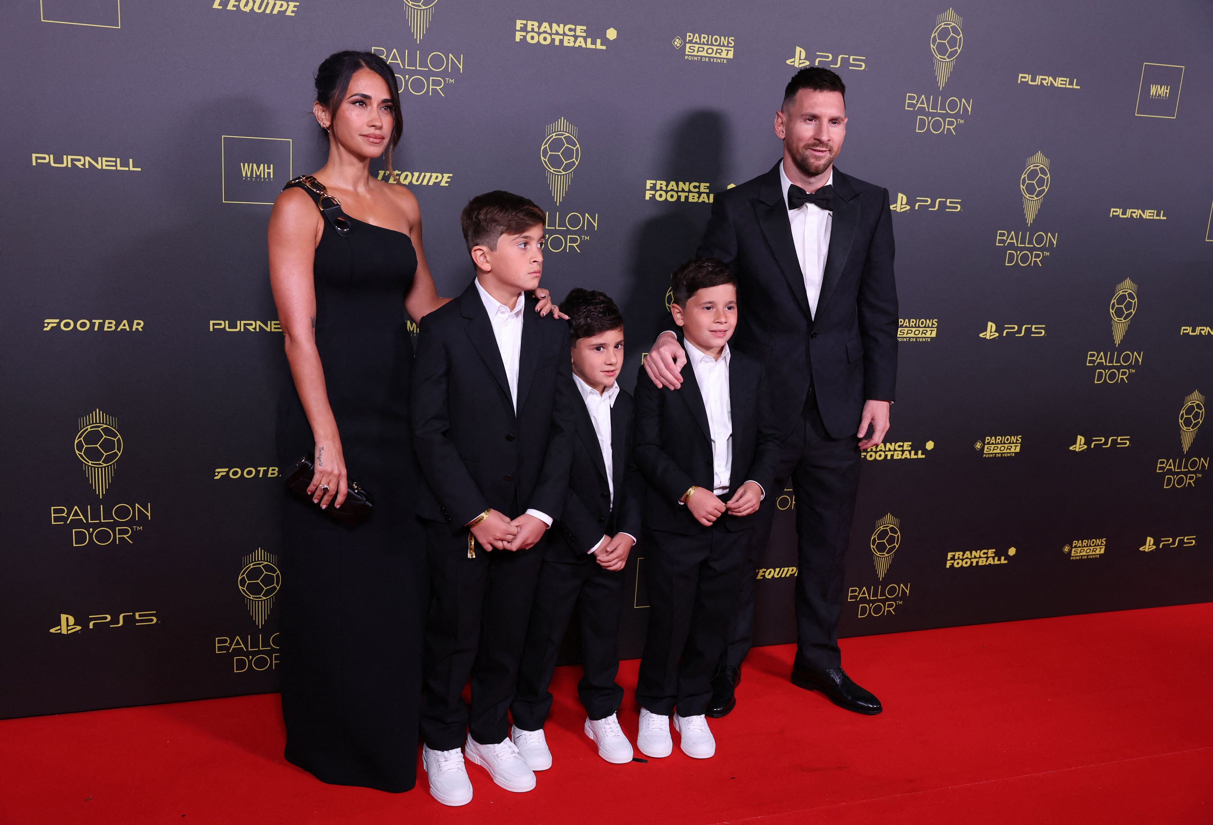 El capitán argentino es uno de los candidatos al Balón de Oro. Llegó a la gala con su familia, todos con el color oscuro como dominante en sus looks /REUTERS/Stephanie Lecocq