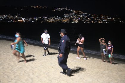 Soldados y policías realizaron un operativo para retirar a turistas de las playas de Acapulco (Foto: Cuartoscuro)