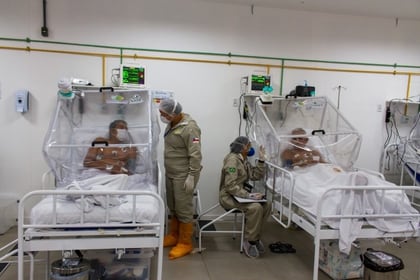 Enfermeras controlan a los pacientes en la unidad de cuidados intensivos del hospital de campaña municipal de Gilberto Novaes. El hospital se creó en una escuela y tiene 180 camas, incluidas 38 camas de cuidados intensivos. 4 de junio.