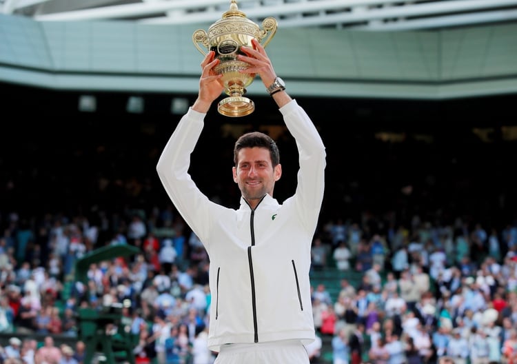 Novak Djokovic levanta el trofeo de campeón de la edición 2019 tras vencer a Roger Federar en una apasionante final (REUTERS)