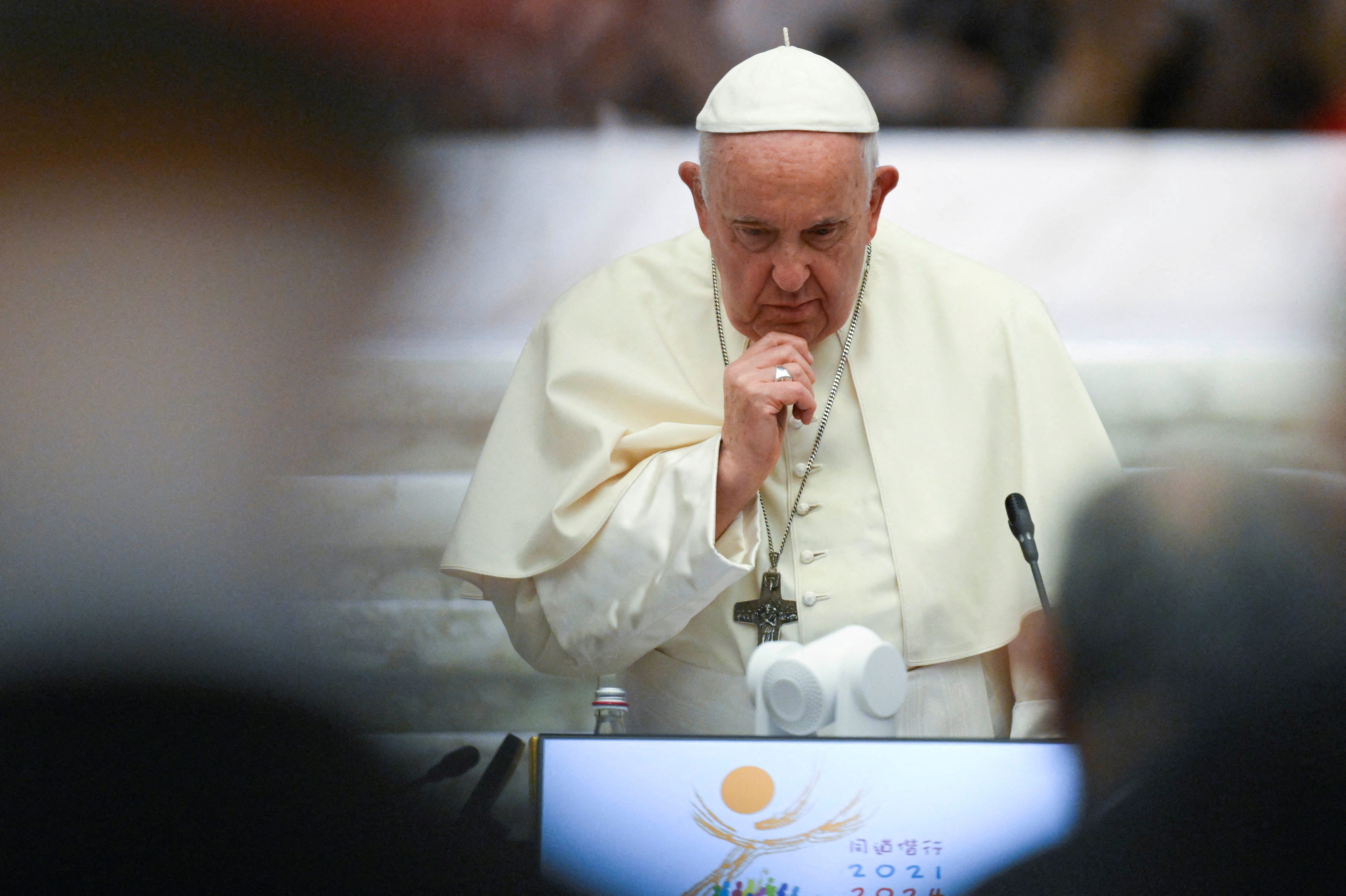 El papa Francisco habla durante la Primera Congregación General del Sínodo en el Aula Pablo VI del Vaticano, el 4 de octubre de 2023.    Vatican Media/Handout via REUTERS