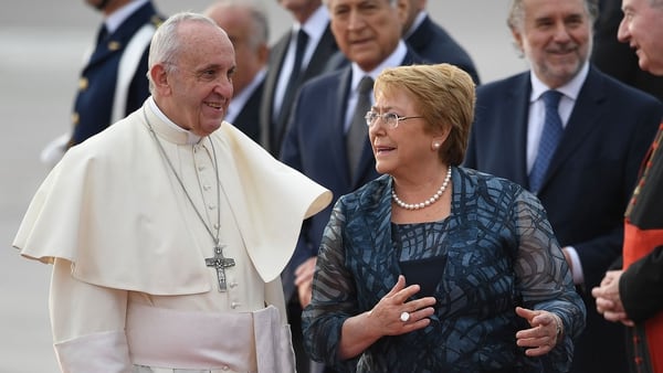 El papa Francisco junto a la presidente de Chile, Michelle Bachelet (AFP)