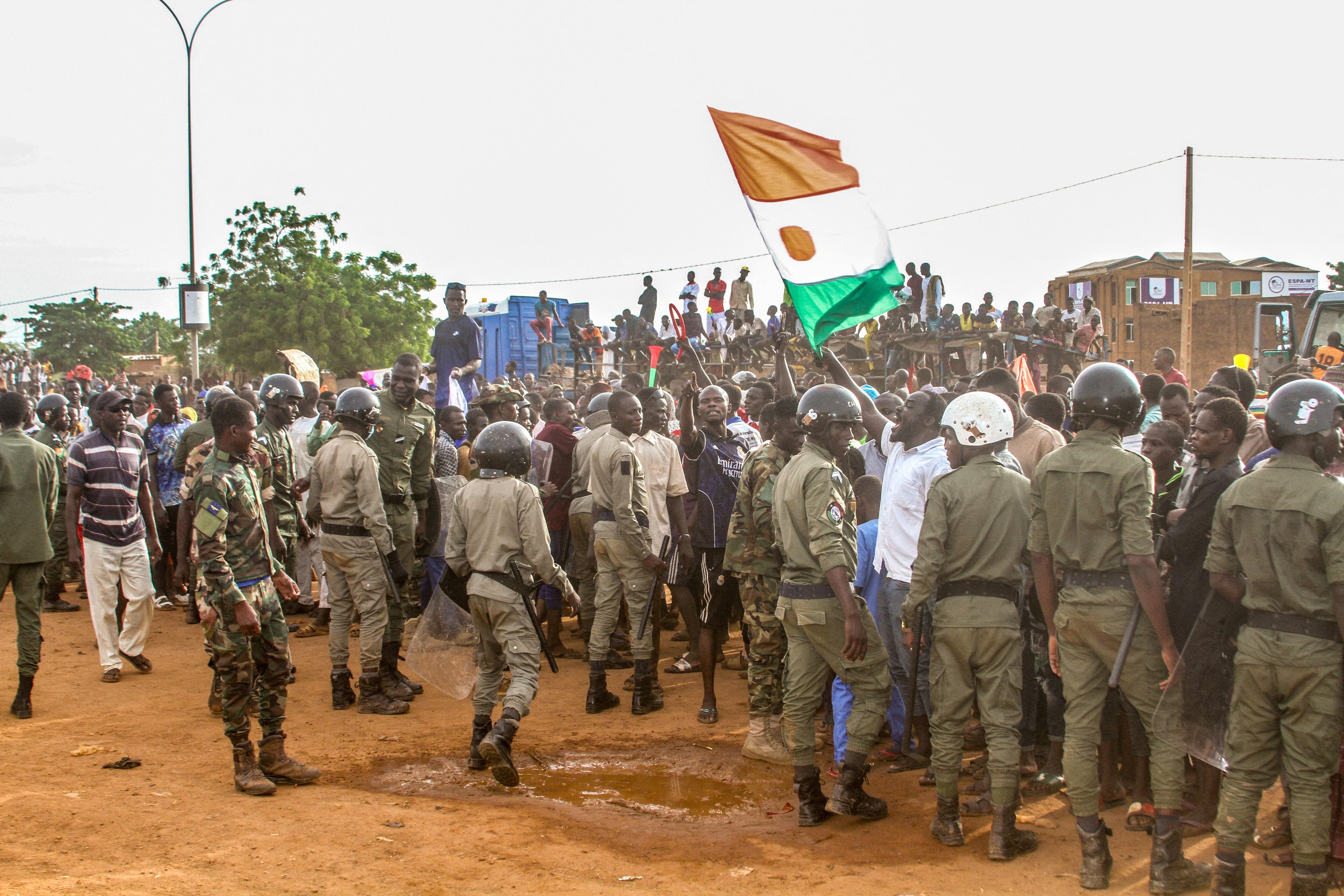 Partidarios de la junta de Níger participan en una manifestación frente a una base del ejército francés en Niamey (REUTERS/Mahamadou Hamidou)