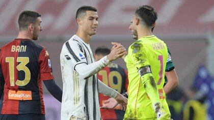 Cristiano Ronaldo se saludó con Perin al término del partido (Reuters)