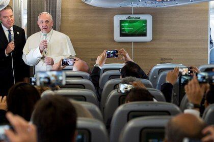 Francisco en diálogo con los periodistas dentro del avión (Reuters)