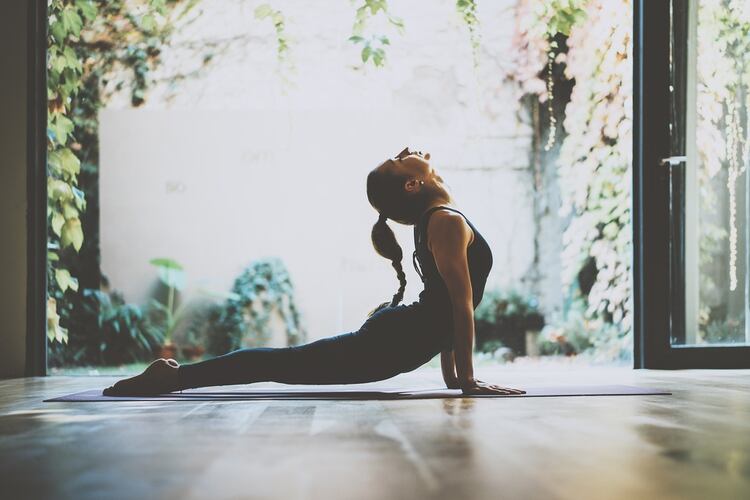 Lo stretching e gli esercizi di ossigenazione quotidiana come il Tai Chi e lo yoga sono altamente raccomandati nel trattamento della malattia (Getty)