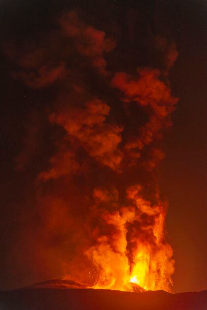 Lava que fluye a lo largo de los lados del cráter sur del volcán Etna tras un nuevo episodio eruptivo de altas fuentes de lava, conocido como paroxismo (AP /Salvatore Allegra)