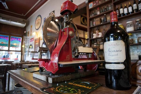 Máquinas antiguas, botellones de vinos con más de 100 años de antigüedad  están en el interior del bar como decoración