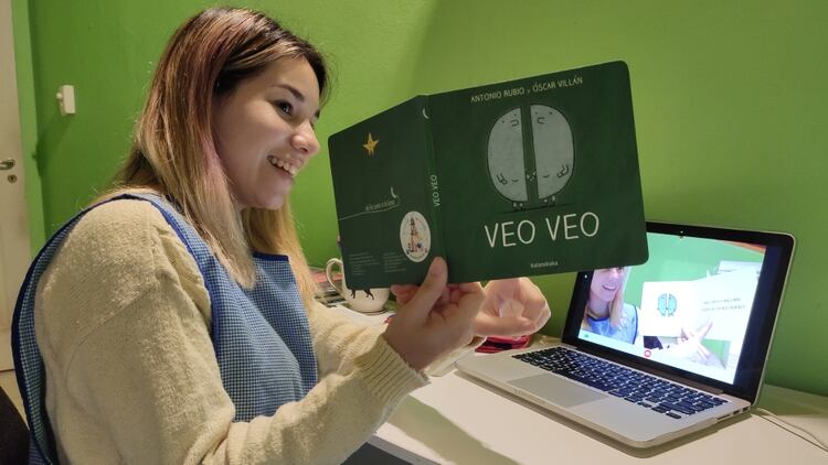 Una docente argentina dando una clase virtual