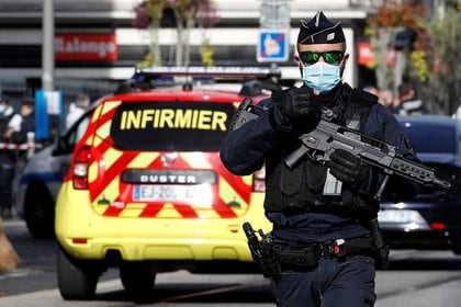 Un oficial de seguridad vigila tras un ataque con cuchillo (Reuters)