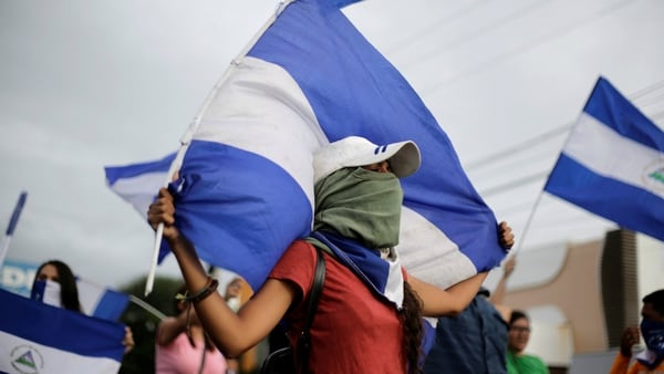 Algunos manifestantes se cubren el rostro para vitar represalias contra sus familias