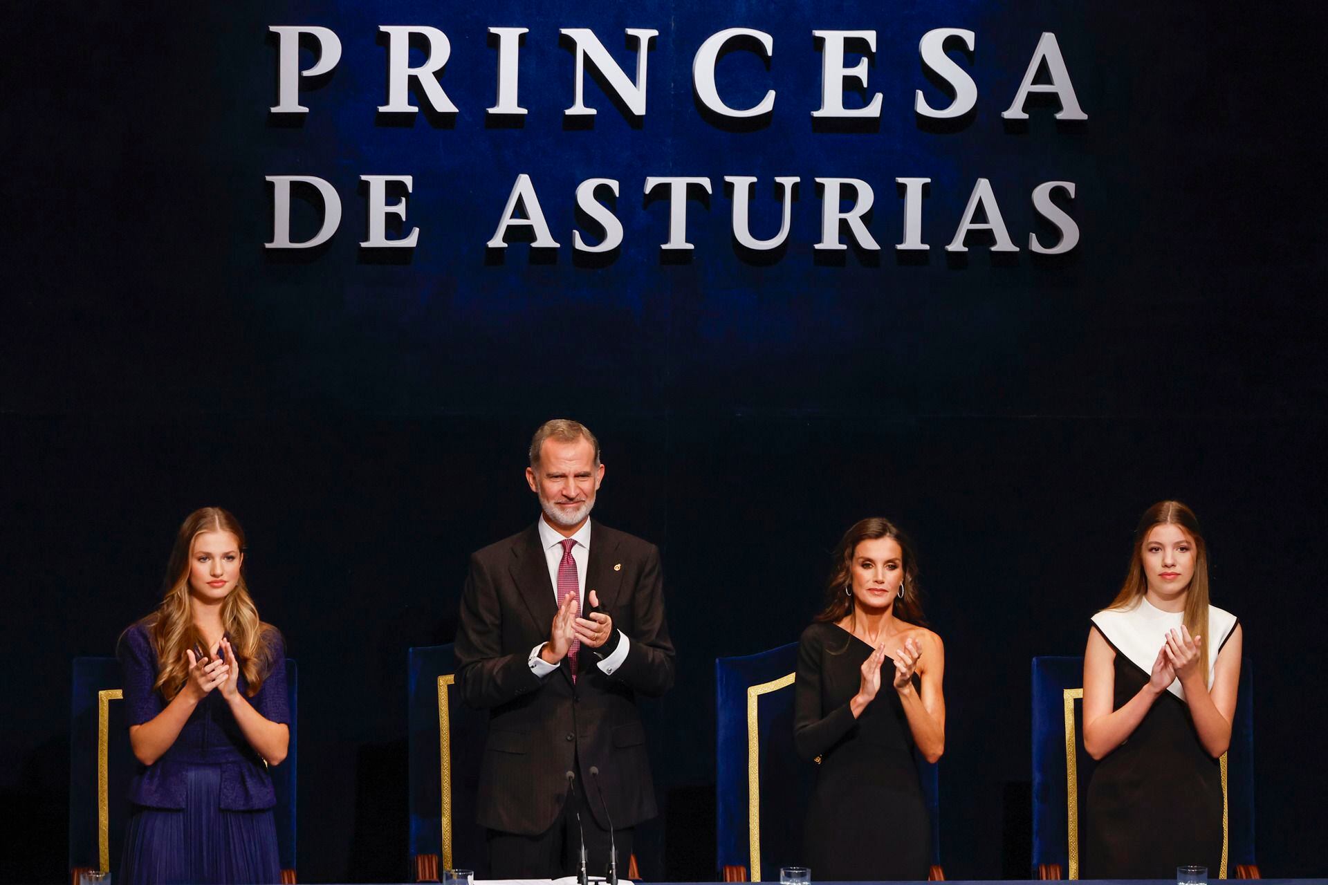 El Rey Felipe VI (c) preside junto a la reina Letizia, (2d) la Princesa Leonor (2i) y la infanta Sofía (d) la 43º edición de los Premios Princesa de Asturias, este viernes en el Teatro Campoamor de Oviedo. EFE/ Chema Moya