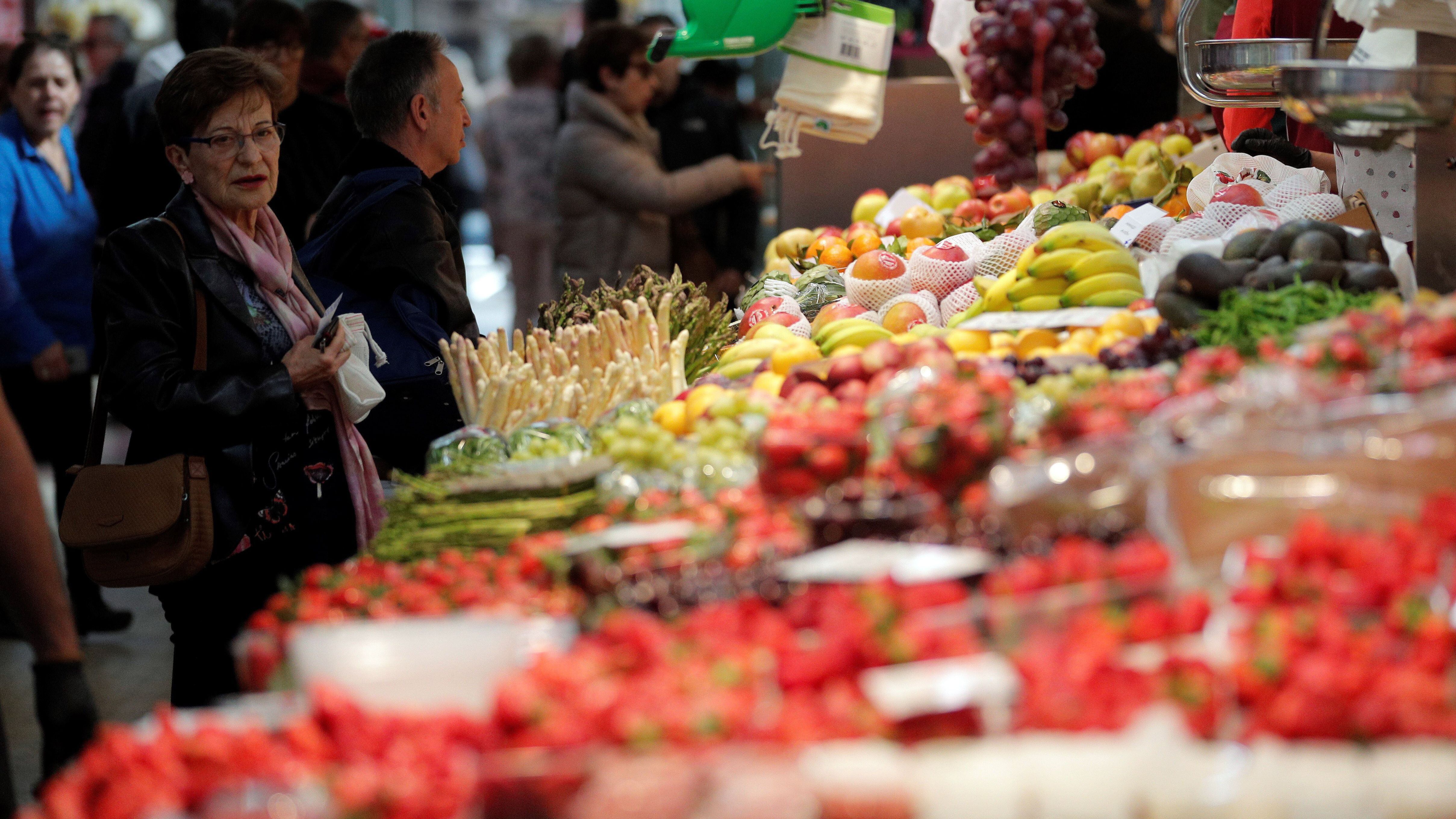 Vista general de un puesto de fruta y verdura en el mercado central de Valencia . EFE/Kai Försterling