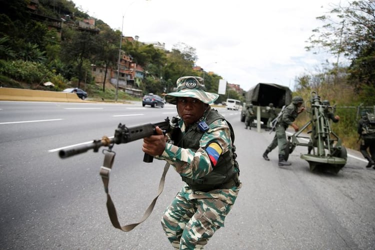 Milicianos y militares realizan ejercicios armados en poblaciones de Venezuela 