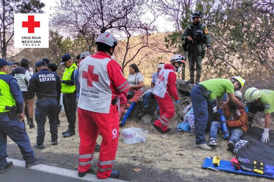 Paramédicos atienden a las decenas de personas lesionadas. Foto: Facebook/Cruz Roja Toluca